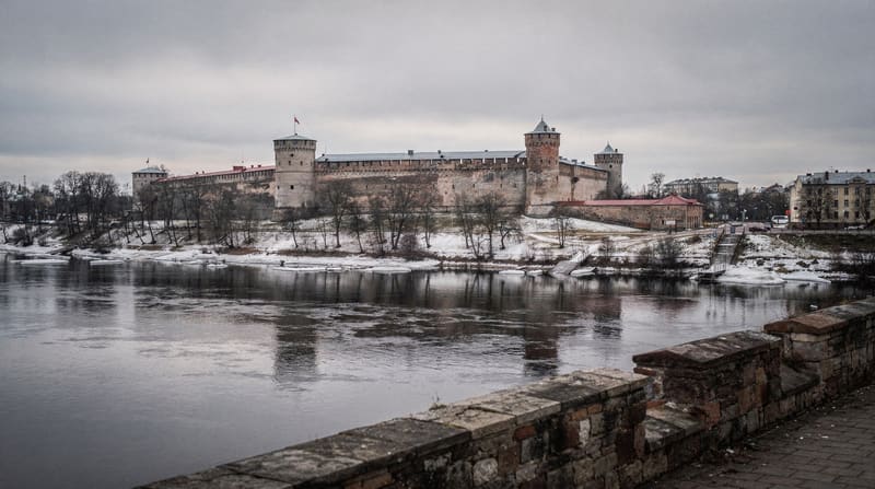 Narva day trip from Tallinn: visiting the Russian border