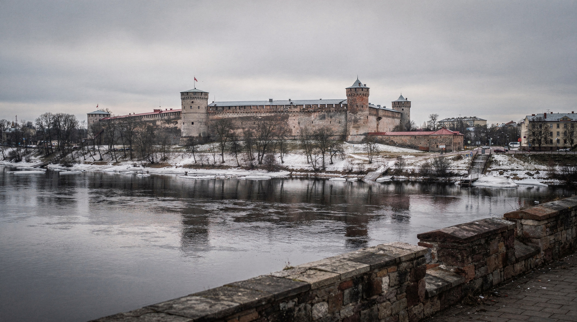 Narva day trip from Tallinn: visiting the Russian border