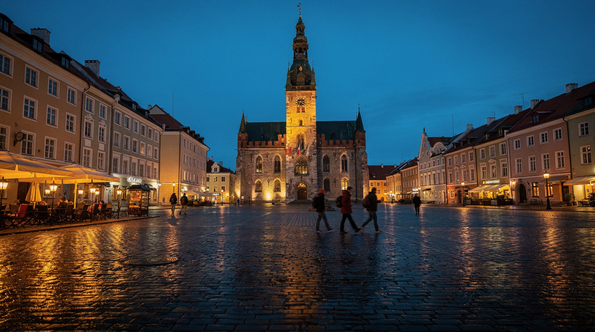 Town Hall Square (Raekoja plats): what to see and what to avoid